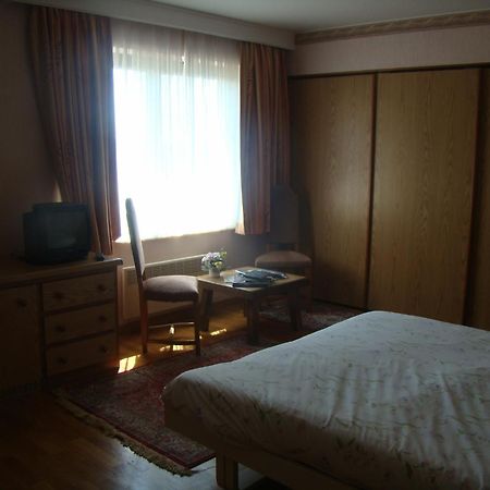 Hotel Restaurant N 4 Martelange Bagian luar foto
