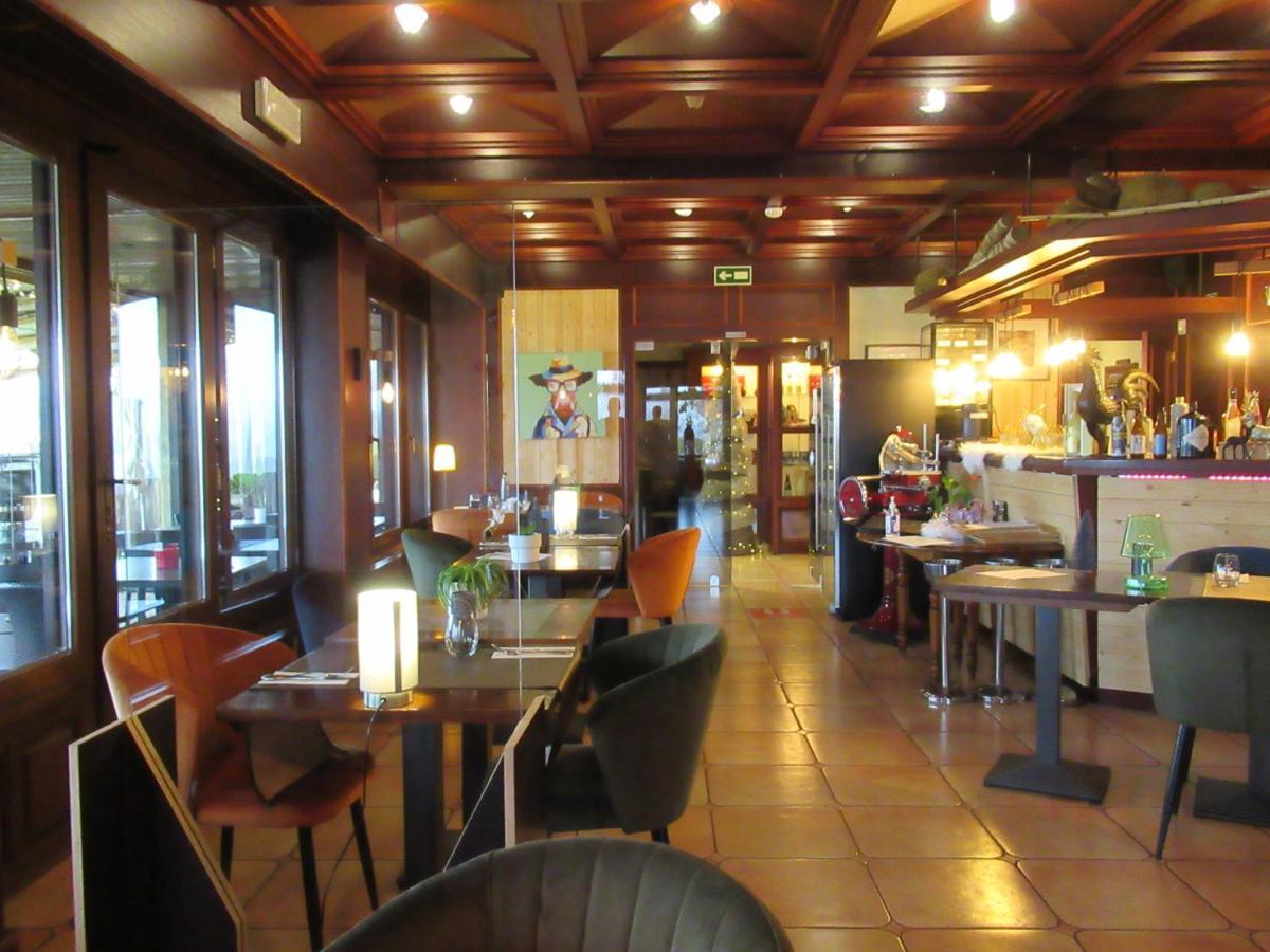 Hotel Restaurant N 4 Martelange Bagian luar foto