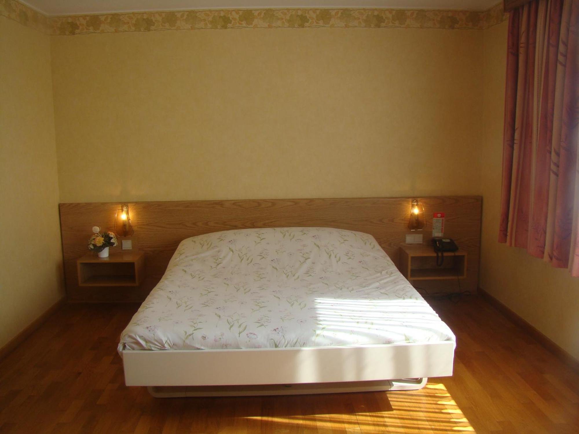 Hotel Restaurant N 4 Martelange Bagian luar foto