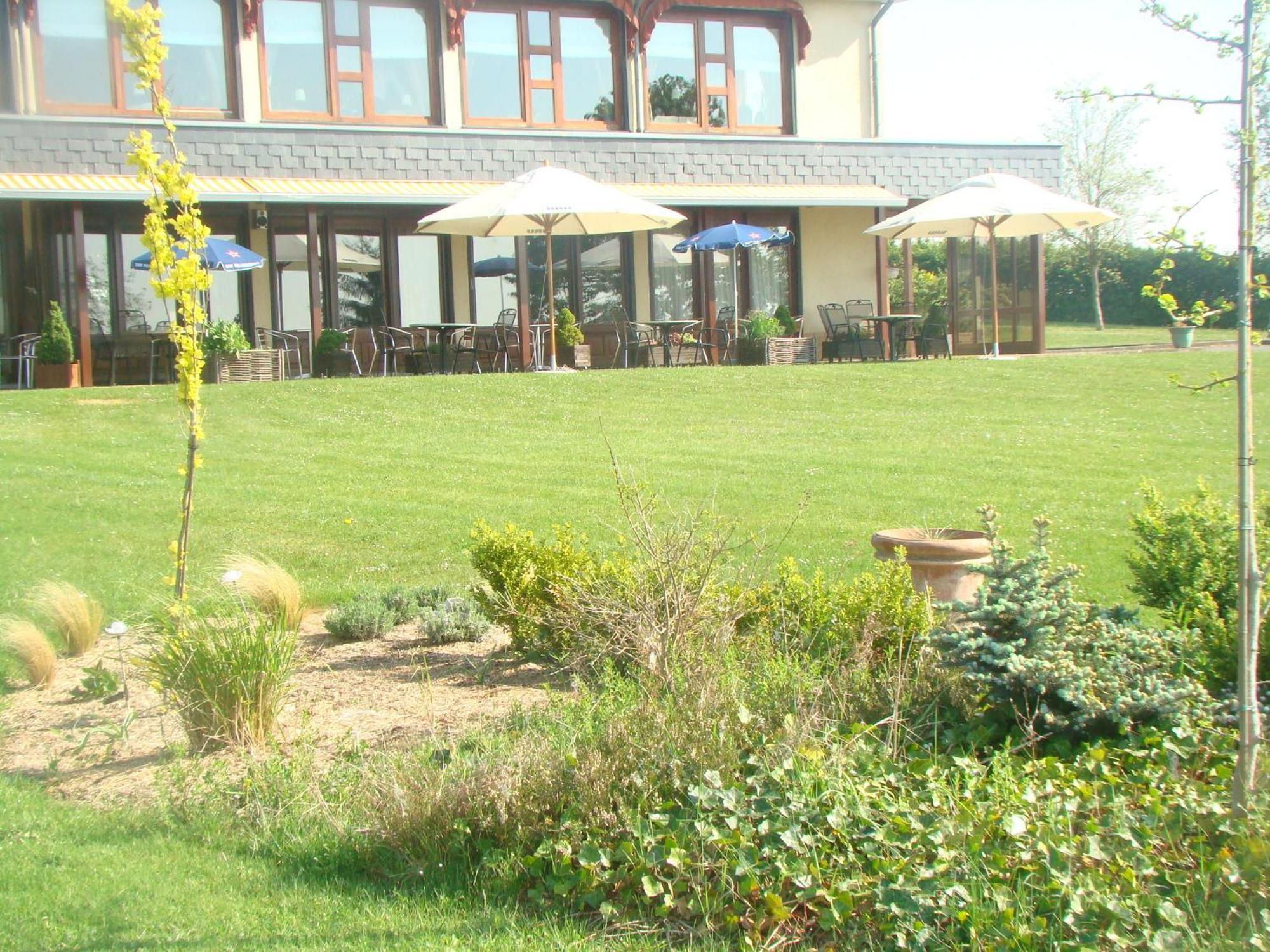 Hotel Restaurant N 4 Martelange Bagian luar foto