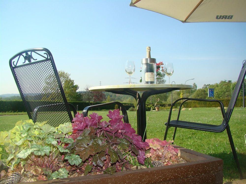 Hotel Restaurant N 4 Martelange Bagian luar foto